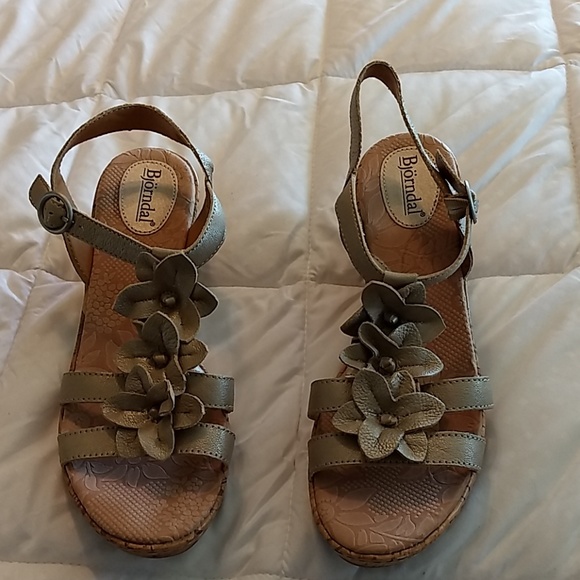 Bjorndal Shoes - 🎉H/P 7-25🎉NWOT Tan Wedges